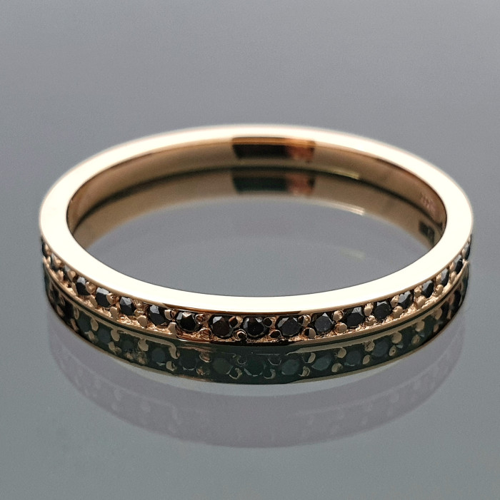 Auksinis žiedas dekoruotas juodų deimantų juostele (z1368)