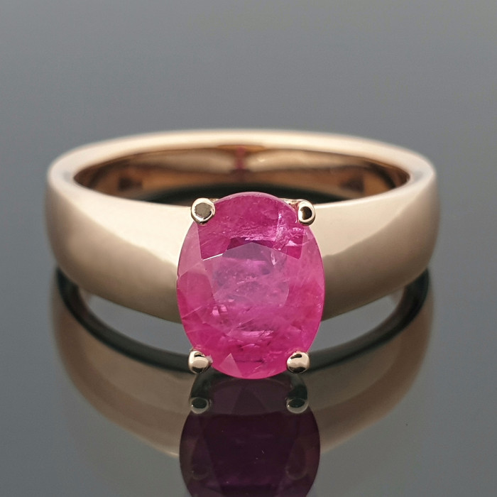 Auksinis žiedas dekoruotas rubinu (z1370)