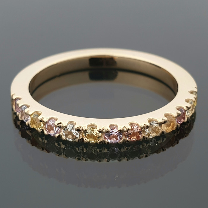 Auksinis žiedas dekoruotas pastelinių spalvų safyrais (z1371)
