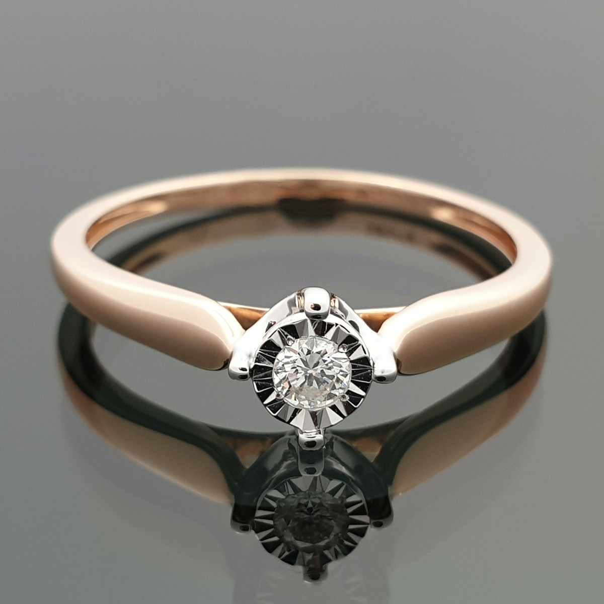 Sužadėtuvių žiedas dekoruotas briliantu (z1358)