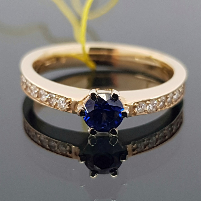 Auksinis žiedas su mėlynu safyru ir briliantais (413)