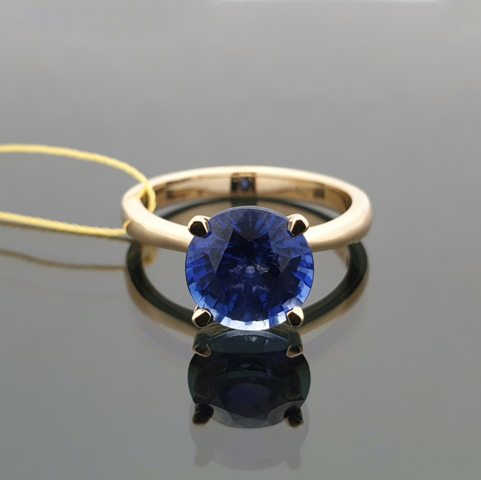 Auksinis žiedas su dideliu mėlynu safyru (z736)