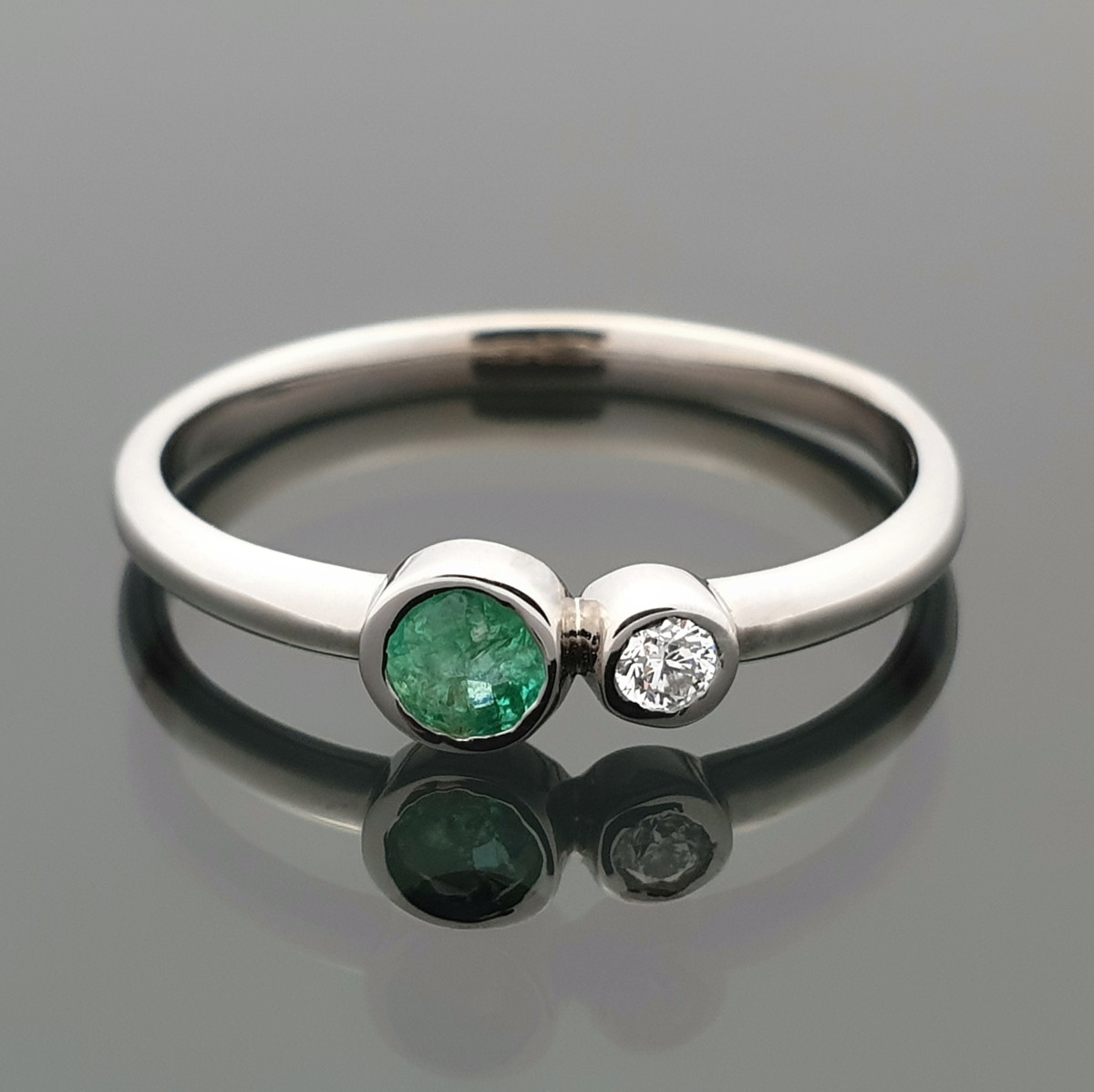  White gold ring decorated with emerald and diamond (1433) 1