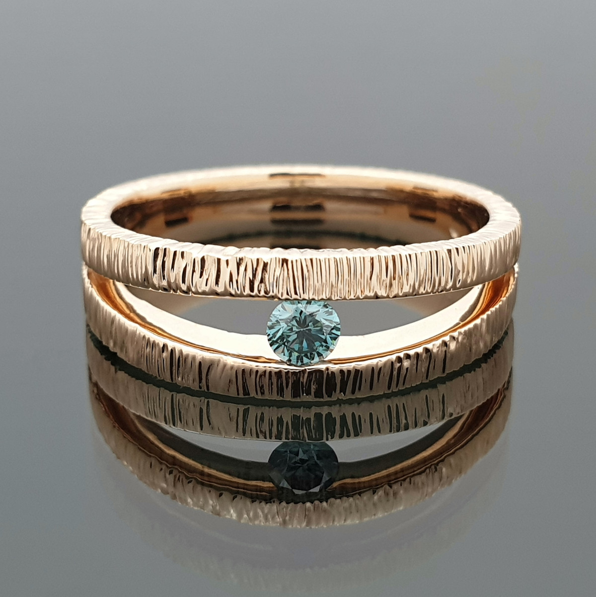 Auksinis žiedas dekoruotas mėlynu deimantu (1445)