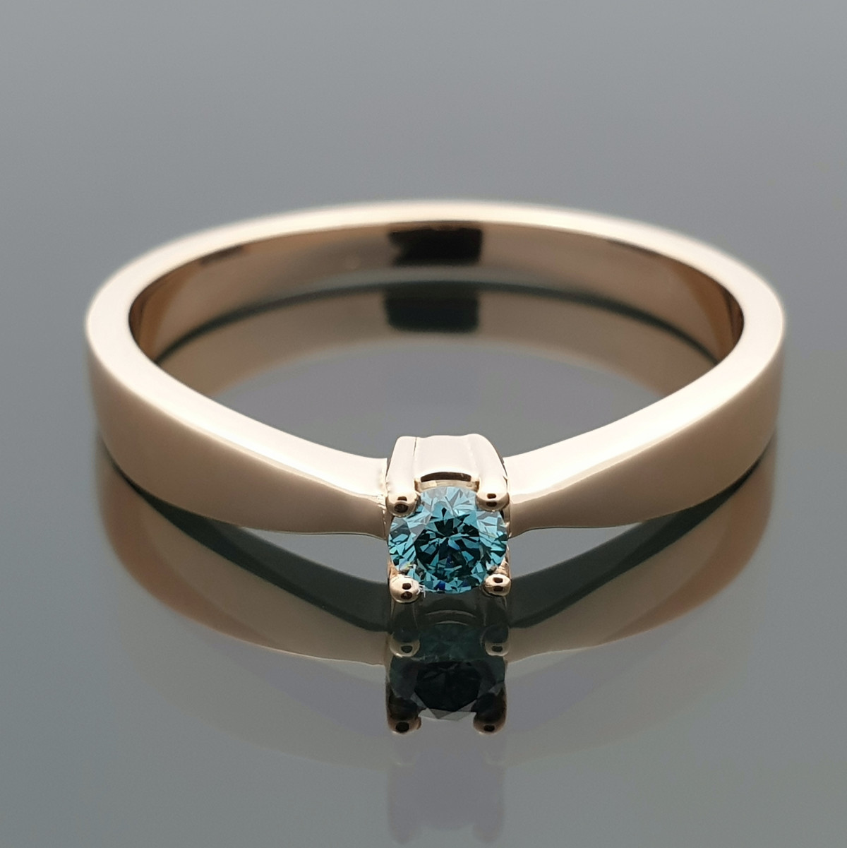 Auksinis žiedas dekoruotas mėlynu deimantu (1446) 1