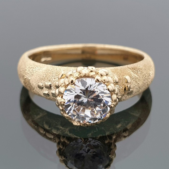 Masyvus auksinis žiedas dekoruotas cirkonio akute (1070)