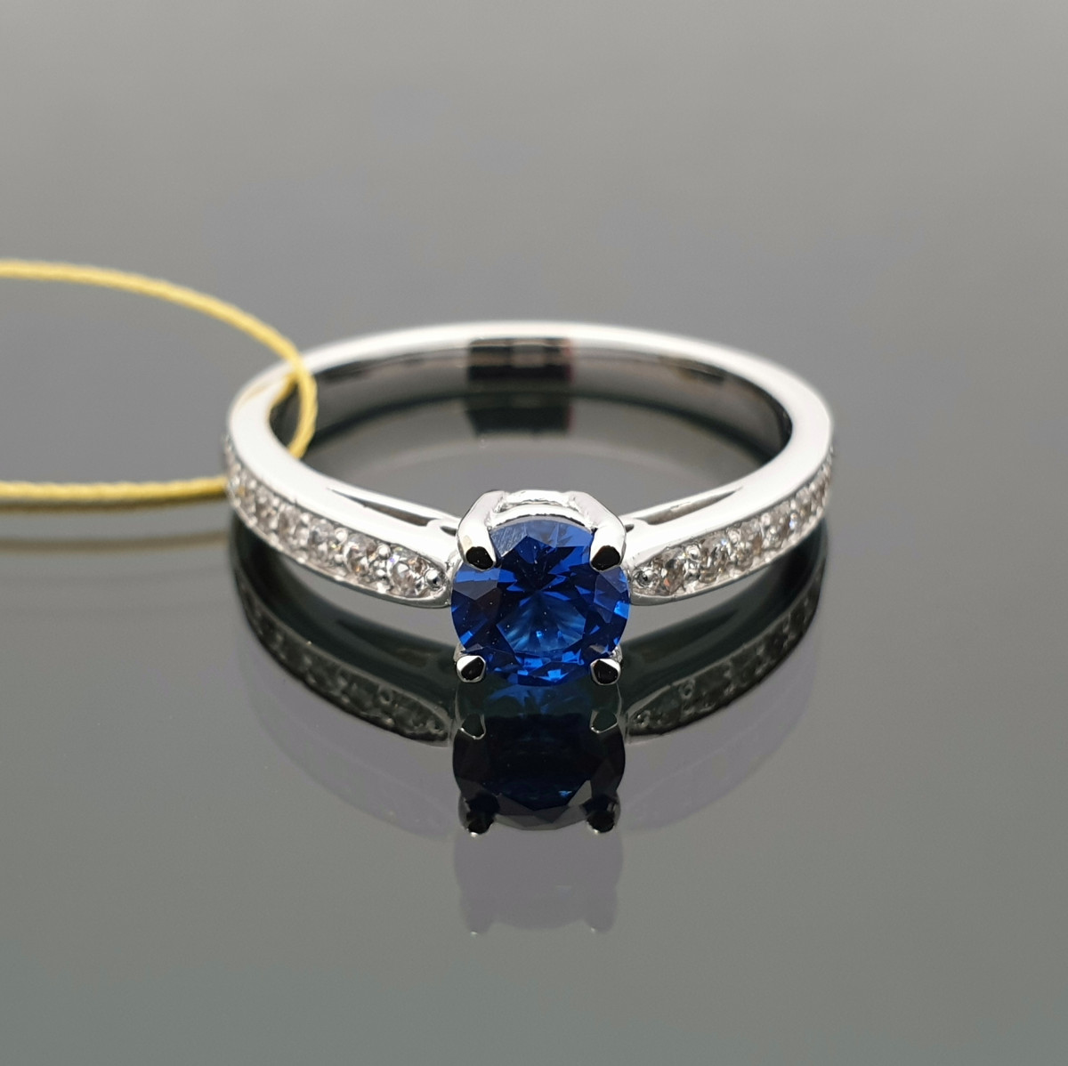 Auksinis žiedas dekoruotas mėlynu safyru ir briliantais (738)