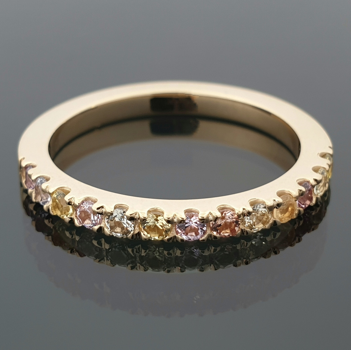 Auksinis žiedas dekoruotas spalvotų safyrų juostele "Adelė" (1533) 1