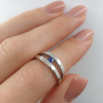 Balto aukso žiedas dekoruotas mėlynu safyru (371) 2