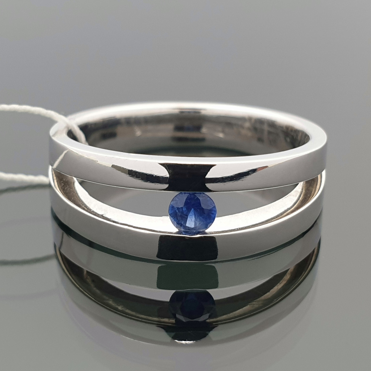 Balto aukso žiedas dekoruotas mėlynu safyru (371) 1