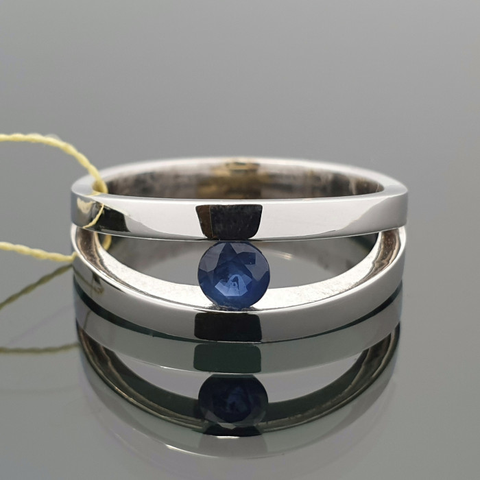 Balto aukso žiedas dekoruotas mėlynu safyru (372)