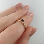 Auksinis žiedas dekoruotas mėlynu safyru (417) 2
