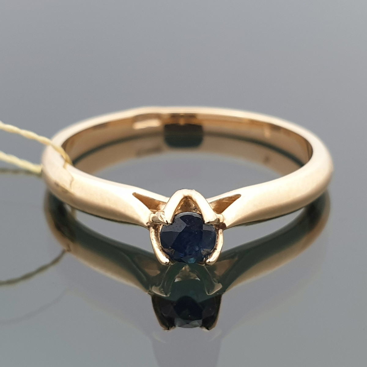 Auksinis žiedas dekoruotas mėlynu safyru (417) 1