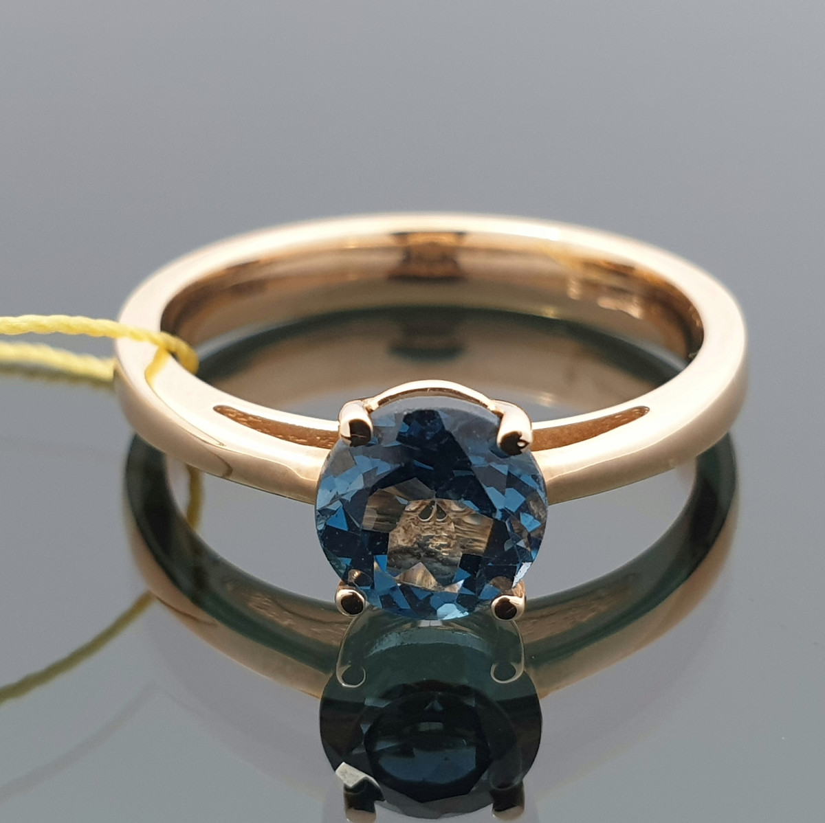 Gold ring decorated with topaz (653) 1