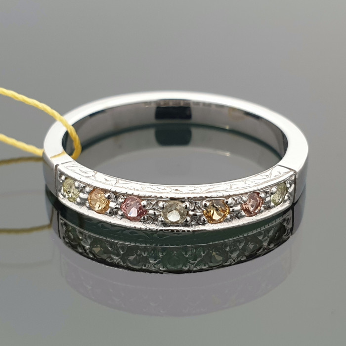 Balto aukso žiedas dekoruotas spalvotų safyrų juostele (680)