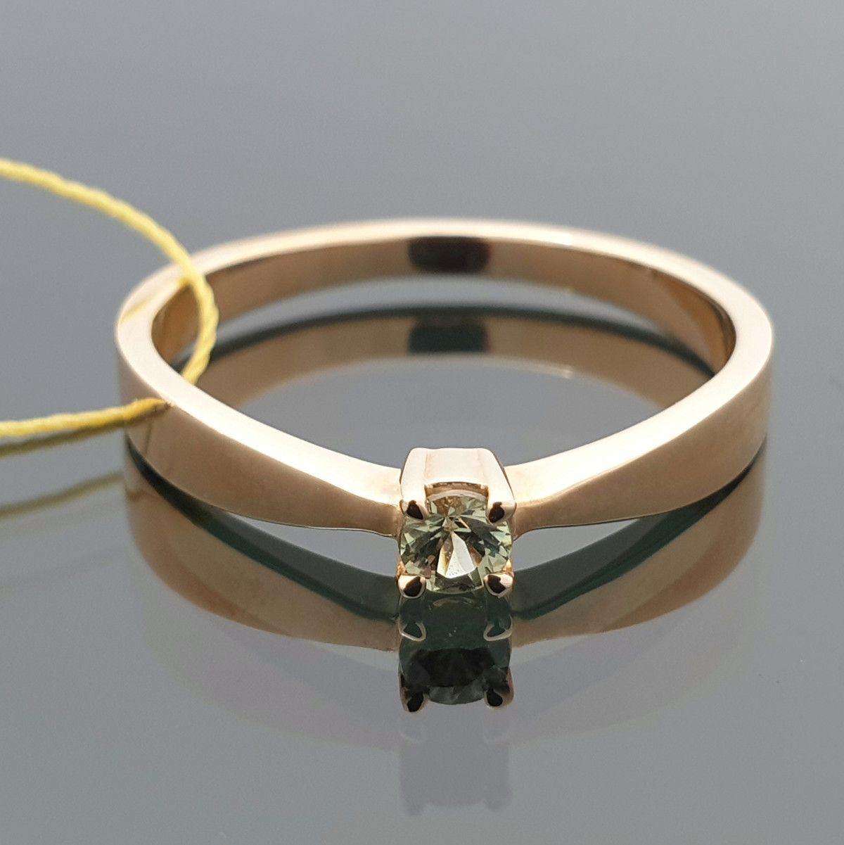 Auksinis žiedas dekoruotas žaliu safyru (689)
