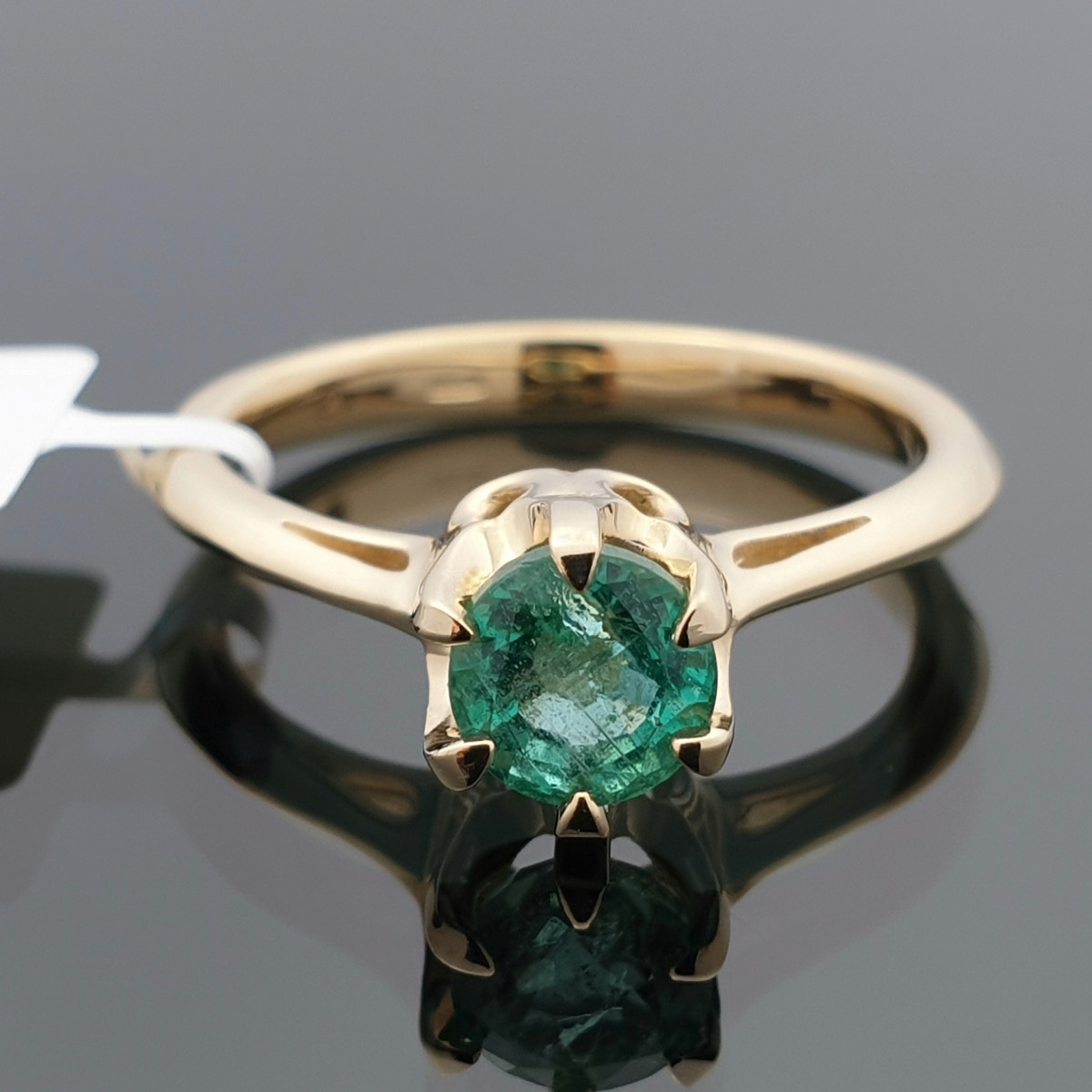 Auksinis žiedas dekoruotas smaragdu (1472)