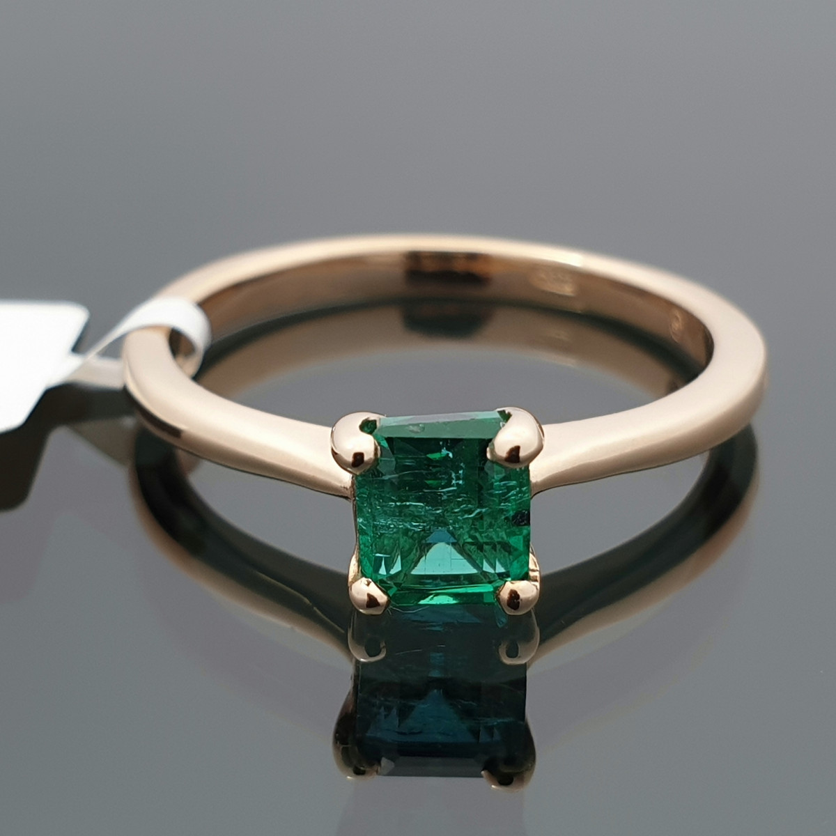 Rausvo aukso žiedas dekoruotas smaragdu (1473) 1