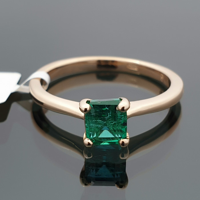 Rausvo aukso žiedas dekoruotas smaragdu (1473)