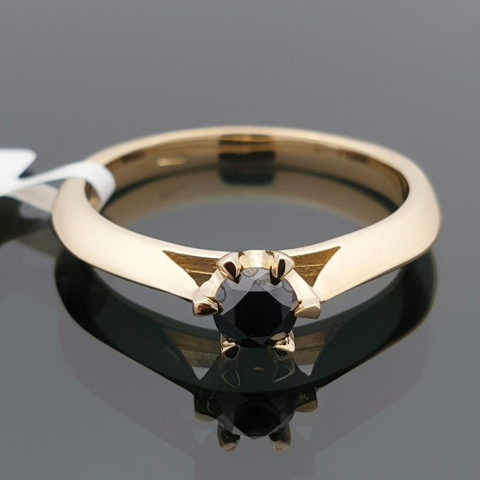 Auksinis žiedas dekoruotas juodu deimantu (1477)