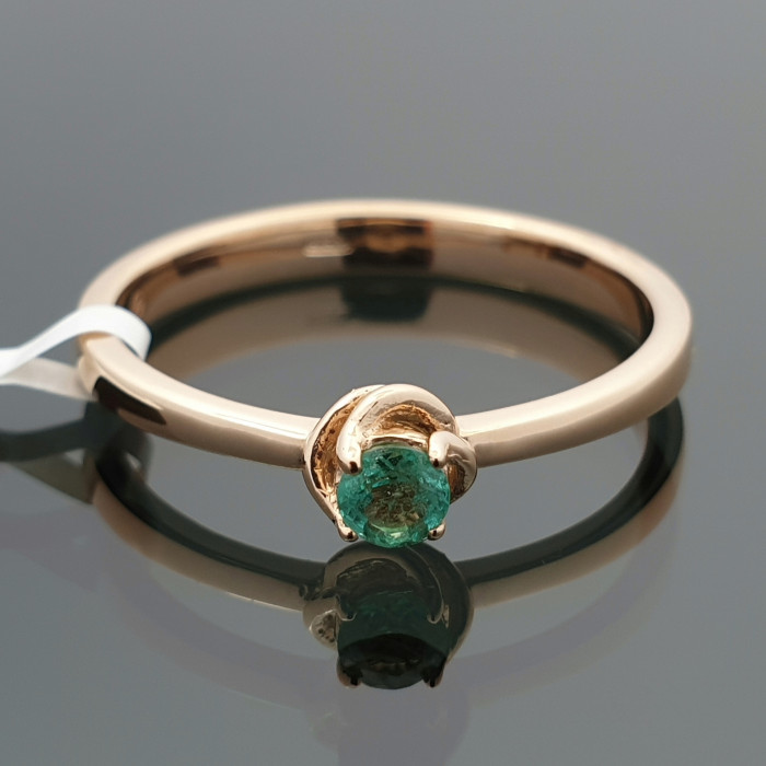 Auksinis žiedas dekoruotas smaragdu (1484)