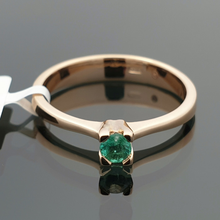 Auksinis žiedas dekoruotas smaragdu (1486)