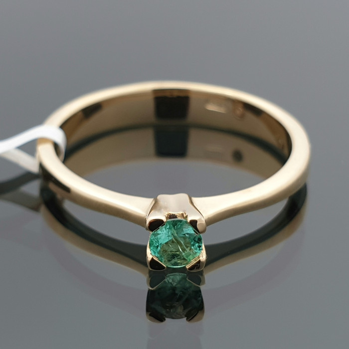 Auksinis žiedas dekoruotas smaragdu (1490)