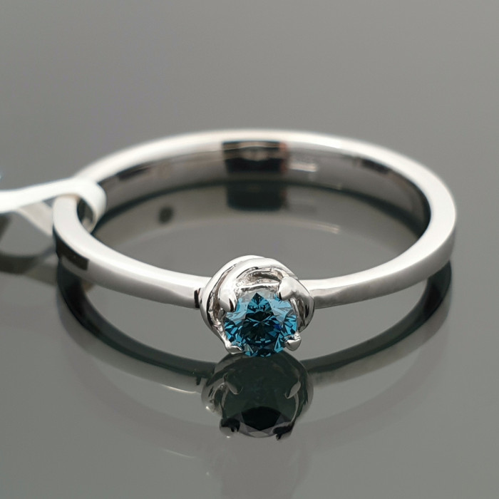 Balto aukso žiedas dekoruotas "Ocean Blue" deimantu (1498)