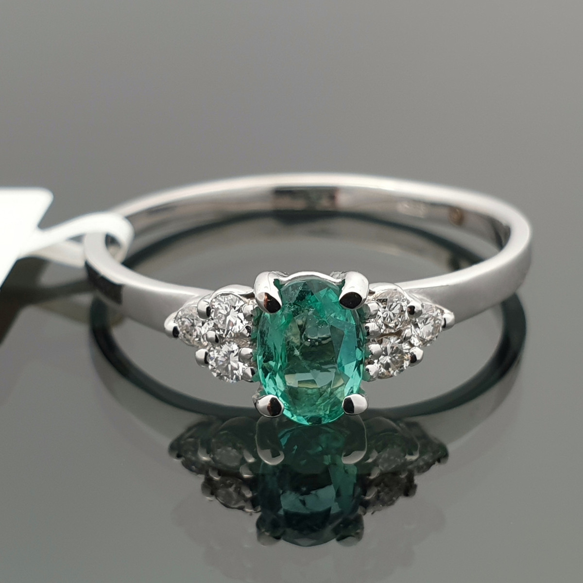 White gold ring with emerald and diamonds (1501) 1