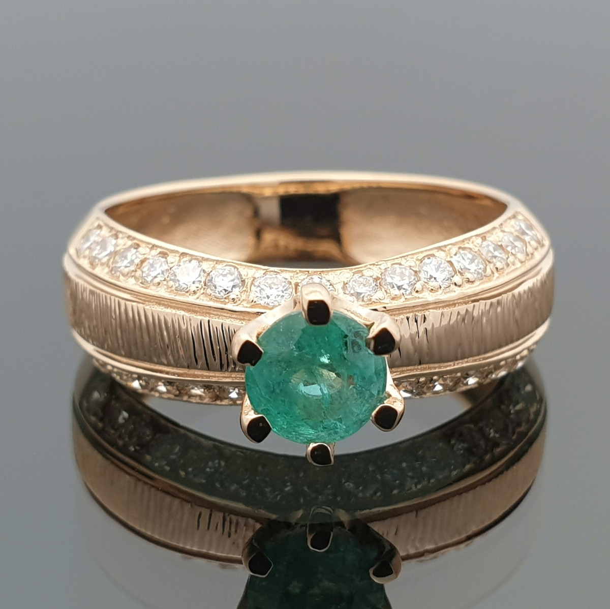 Auksinis žiedas dekoruotas smaragdu ir briliantais (1603) 1