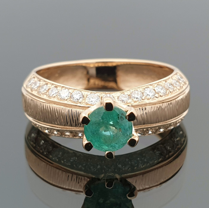 Auksinis žiedas dekoruotas smaragdu ir briliantais (1603)