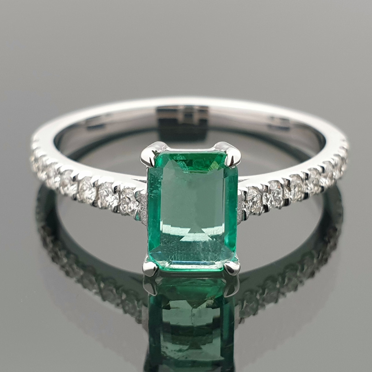  White gold ring decorated with emeralds and diamonds (1549) 1