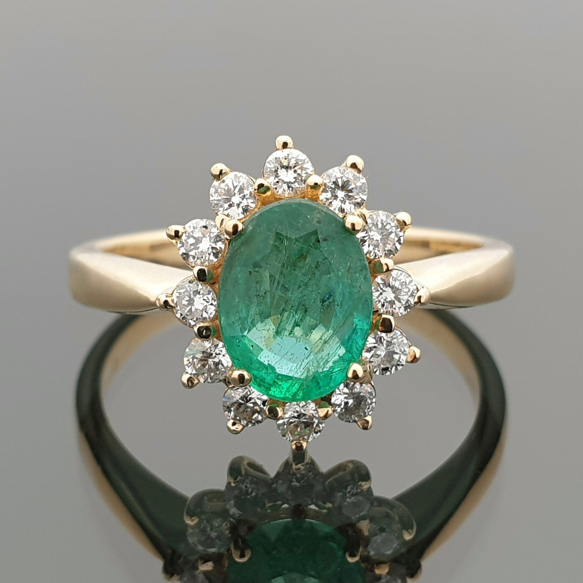 Prabangus žiedas dekoruotas smaragdu ir briliantais (1550)