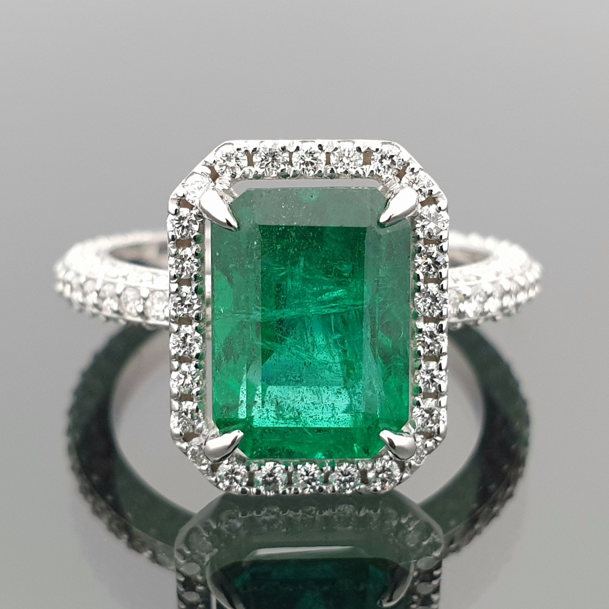  White gold ring decorated with emeralds and diamonds (1551) 1