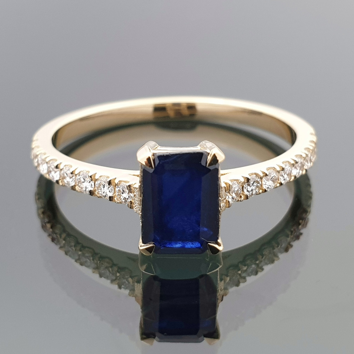 Auksinis žiedas dekoruotas mėlynu safyru ir briliantais (1595) 1