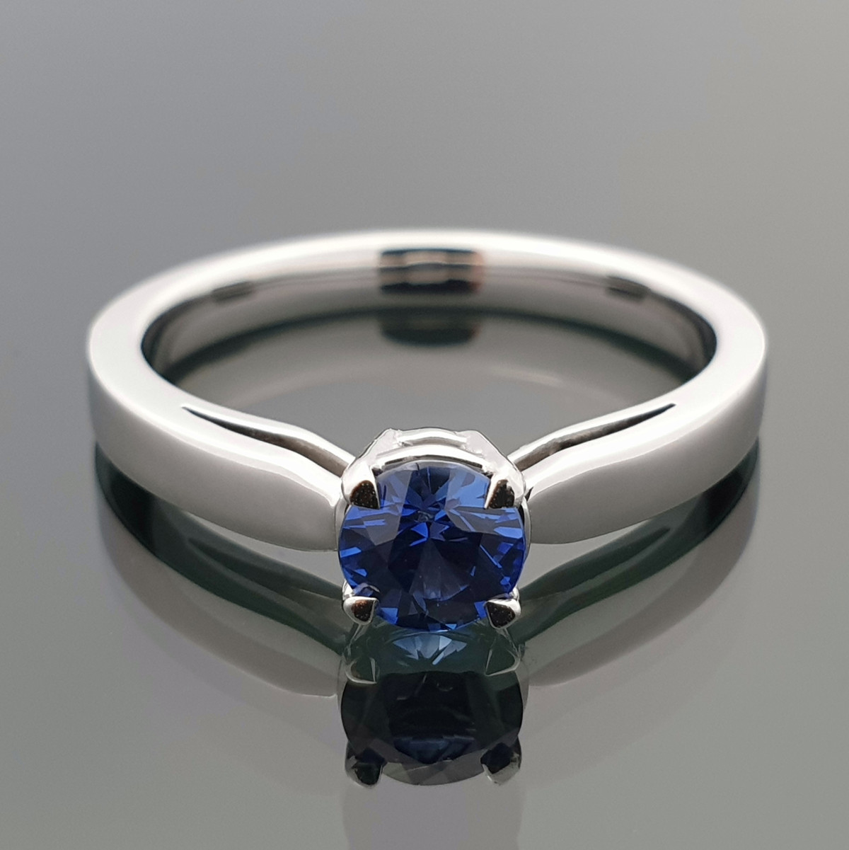  White gold ring decorated with blue sapphire (1596) 1