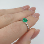  White gold ring decorated with an emerald (1598) 3