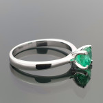  White gold ring decorated with an emerald (1598) 2