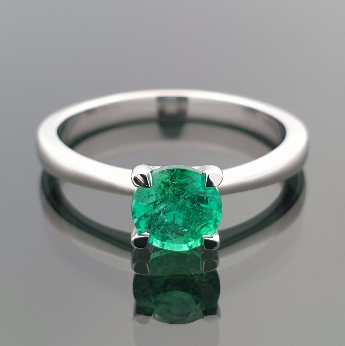  White gold ring decorated with an emerald (1598) 1