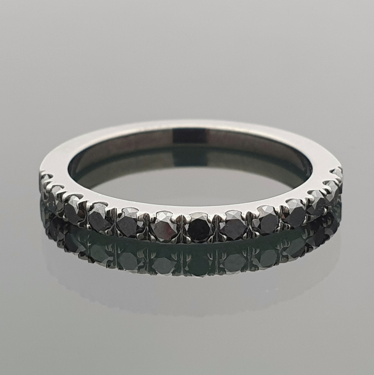 Juodo aukso žiedas su juodų deimantų juostele (1566) 1