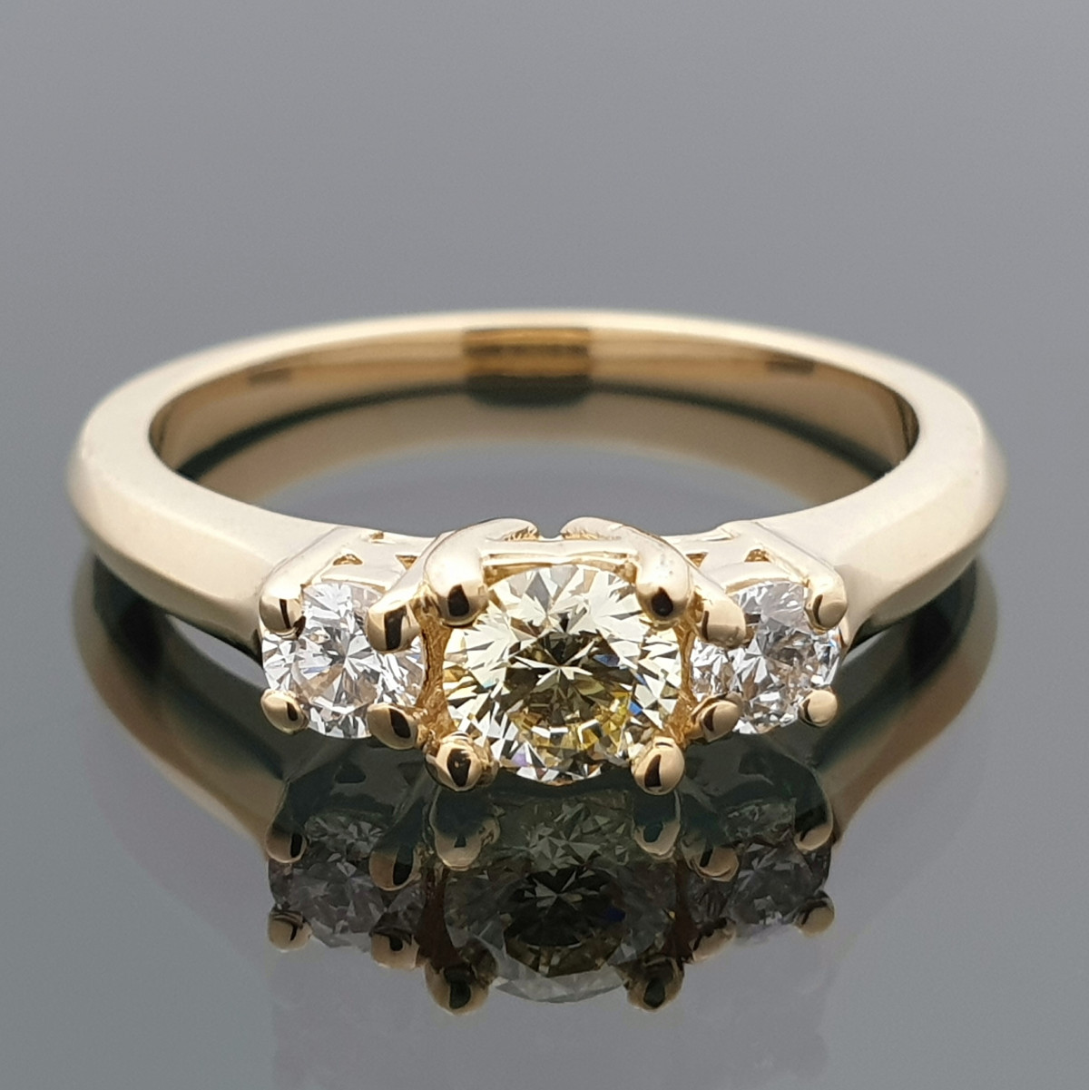Auksinis sužadėtuvių žiedas dekoruotas briliantais (1582) 1