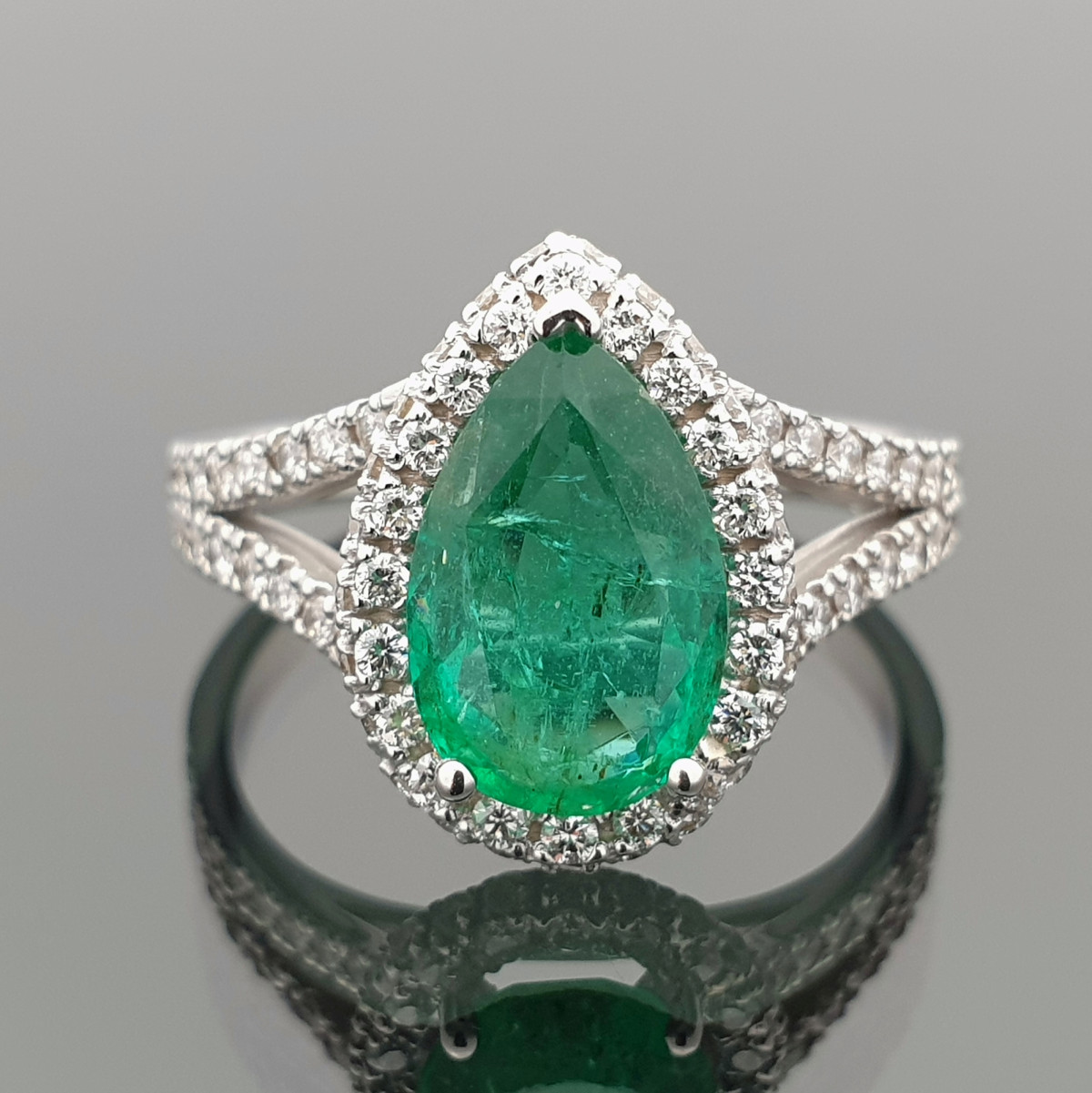  A luxurious drop-shaped ring decorated with emeralds and diamonds (1638) 1