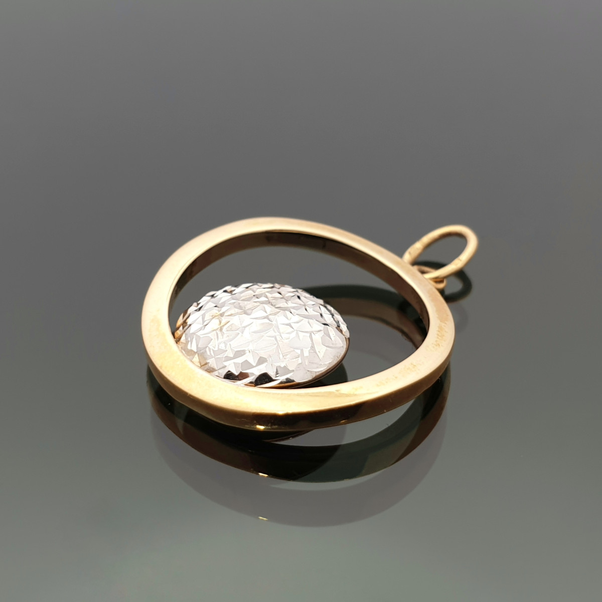 Minimalistinis aukso pakabukas dekoruotas balto aukso detale