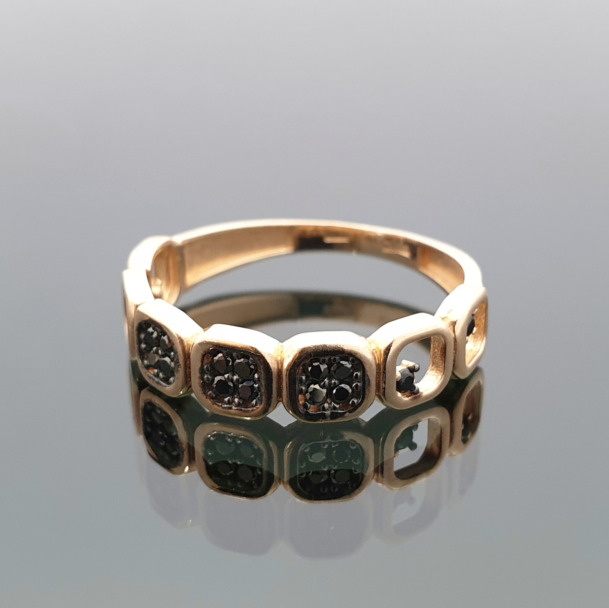 Auksinis žiedas dekoruotas juodomis cirkonio akutėmis (589) 1