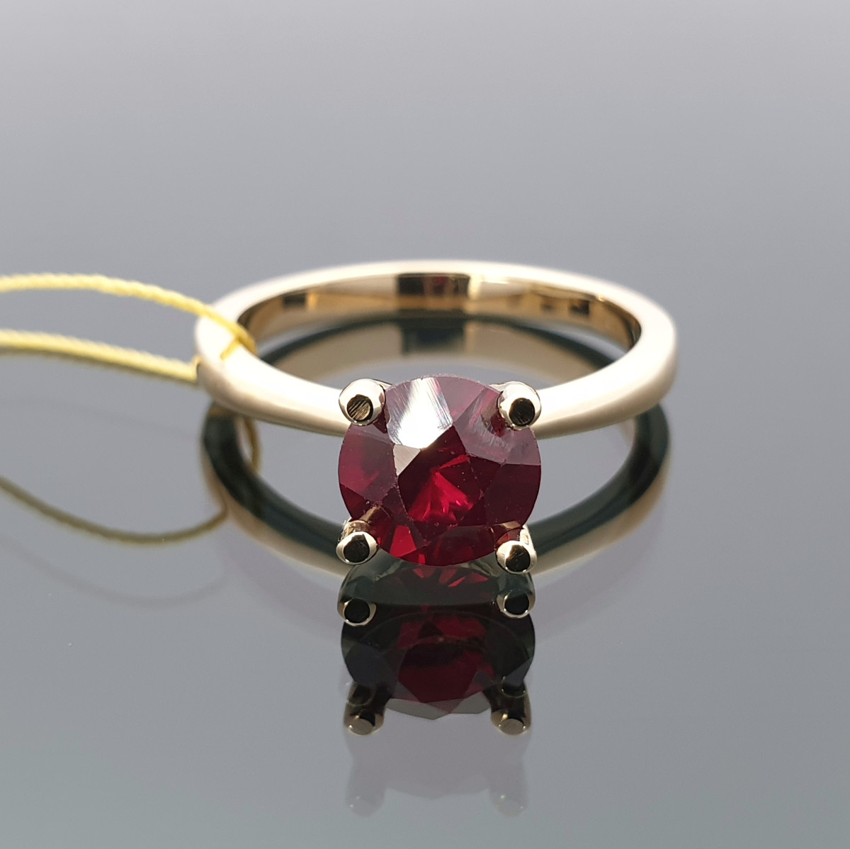 Auksinis žiedas dekoruotas sintetiniu rubinu (890)