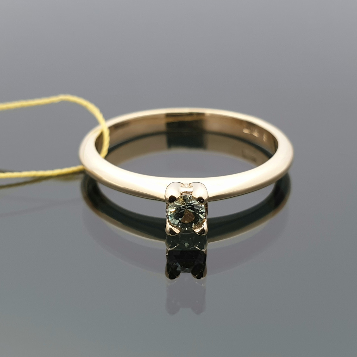 Auksinis žiedas dekoruotas žaliu safyru (901)
