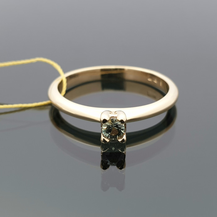  Gold ring decorated with green sapphire (901)