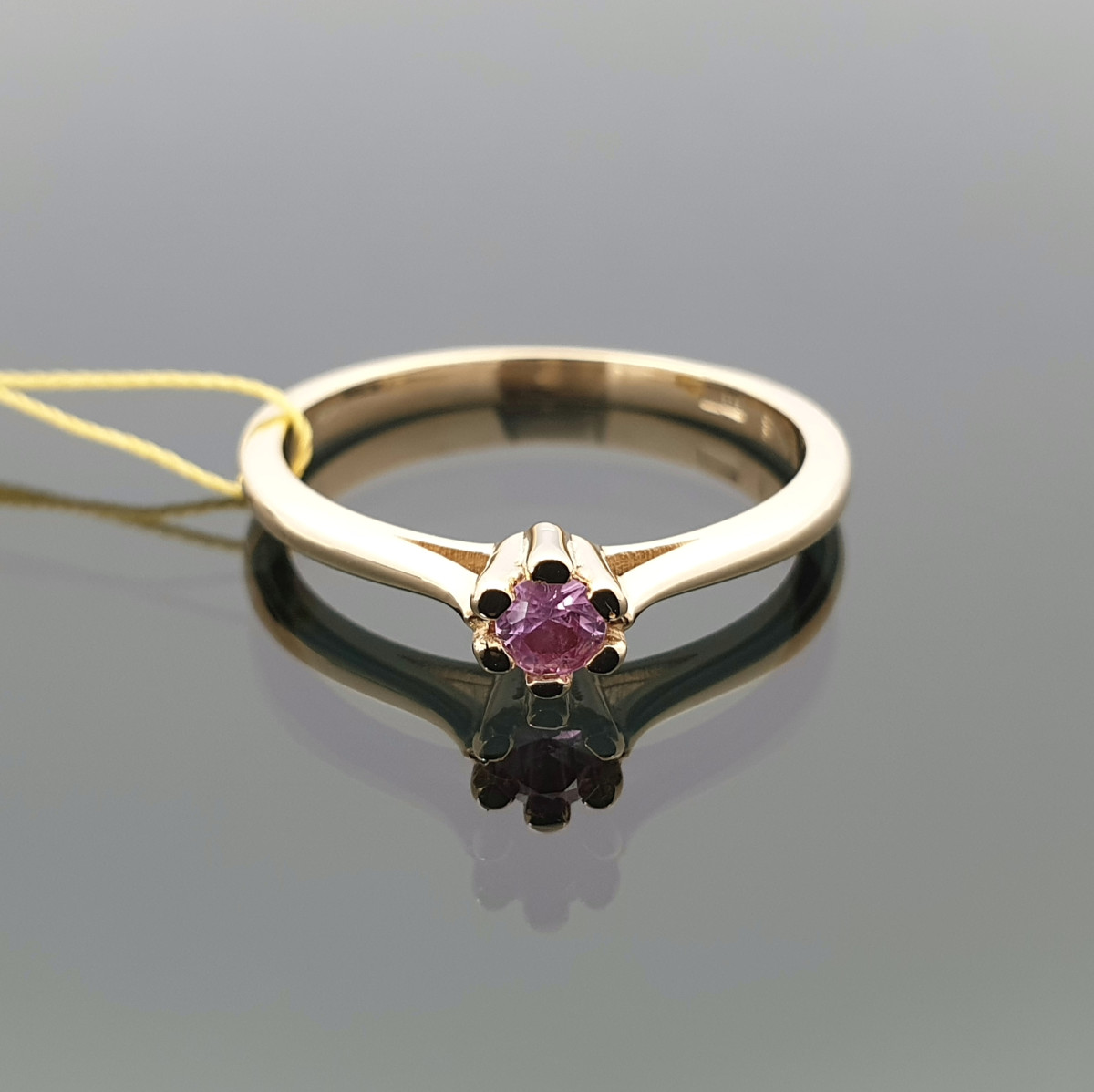 Auksinis žiedas dekoruotas rožiniu safyru (904)