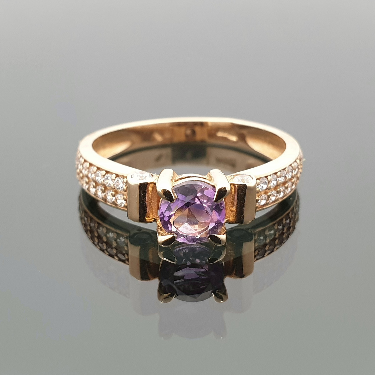 Auksinis žiedas dekoruotas violetine cirkonio akute (160) 1