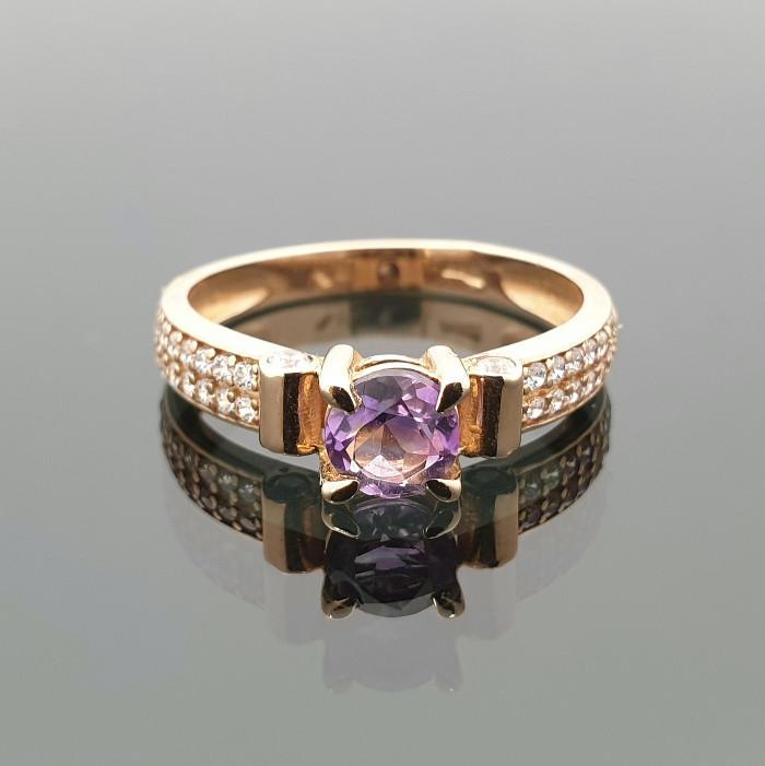 Auksinis žiedas dekoruotas violetine cirkonio akute (160)